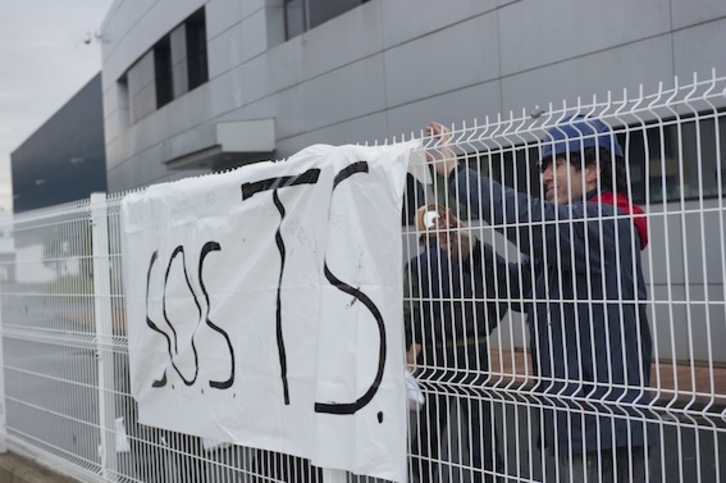 Un trabajador de TS Fundiciones coloca una pancarta. (Andoni CANELLADA/ARGAZKI PRESS)