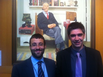 Igor Zulaika y Gorka Elejabarrieta, frente al retrato del diputado recientemente fallecido Tony Benn. (SORTU)