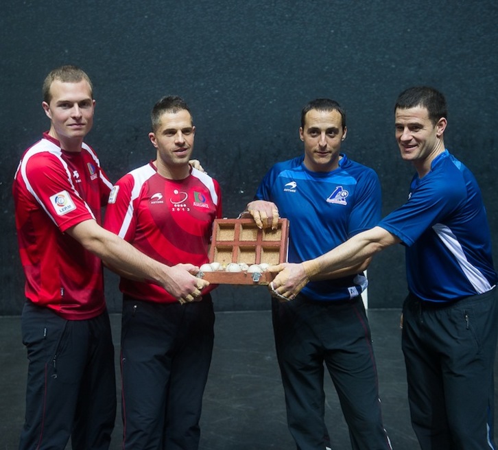 Los finalistas, con el material elegido. (Luis JAUREGIALTZO/ARGAZKI PRESS)