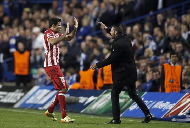 Costa y Simeone, dos de los grandes artífices de la gran temporada del Atlético. (Adrian DENNIS / AFP PHOTO)