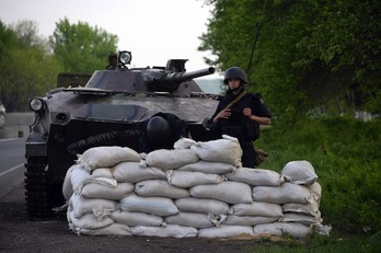 Soldados ucranianos, en un control cercano a la ciudad de Slavianks, al sureste del país. (Vasily MAXIMOV/AFP PHOTO)