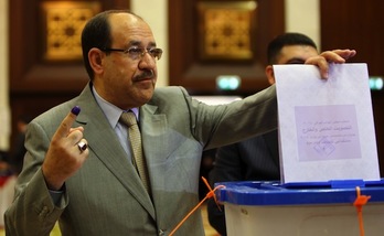 Nuri al-Maliki, en el momento de depositar su voto. (Ali al-Saadi./AFP PHOTO)