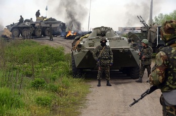 Soldados ucranianos, en un control cerca de la ciudad de Slaviansk. (Vasily MAXIMOV/AFP PHOTO)