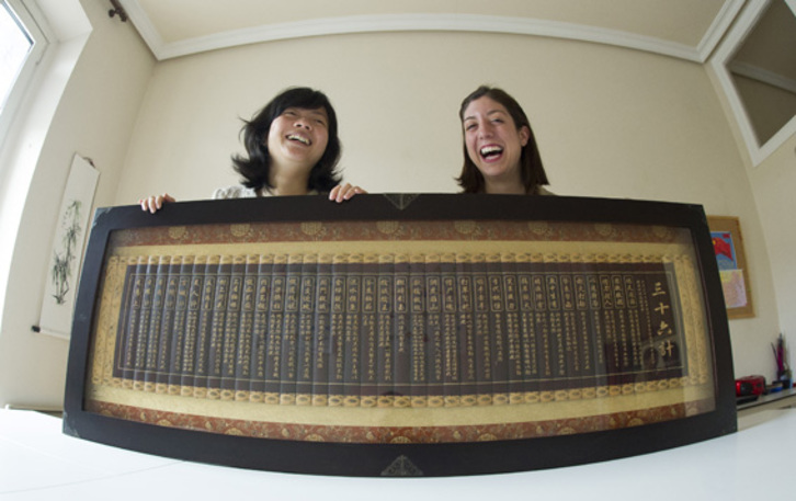 Jie Shen eta Ainhoa Urmeneta, Donostiako Bulebarrean duten egoitzan. Jon URBE | ARGAZKI PRESS