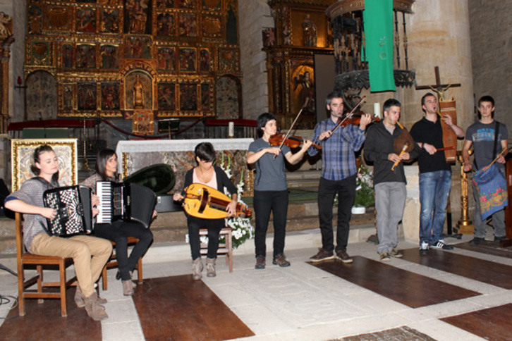 Beheko irudian, Andra Mari musika taldea.