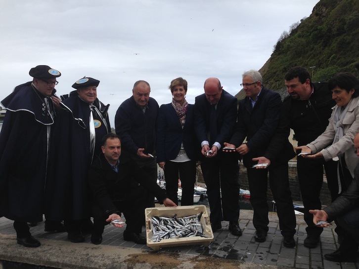 Representantes de Lakua, de los arrantzales y el alcalde de Getaria han ofrecido los primeros datos de la costera de la anchoa. (IREKIA)