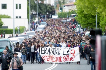 Una multitudinaria manifestación recorrió ayer Txantrea para denunciar las agresiones. (Iñigo URIZ/ARGAZKI PRESS)
