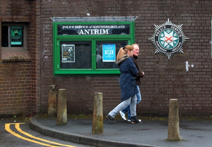 Adams está detenido en la comisaría de Antrim. (Peter MUHLY/AFP) 