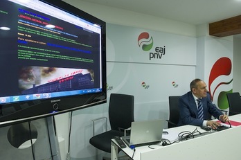 Ramiro González muestra una página web en la que se anuncia una «batalla» en Izarra. (Juanan RUIZ / ARGAZKI PRESS)
