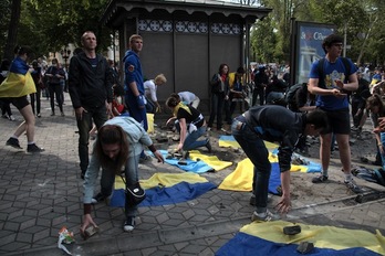 Manifestantes con banderas ucranianas hacen acopio de piedras en Odessa. (AFP PHOTO)