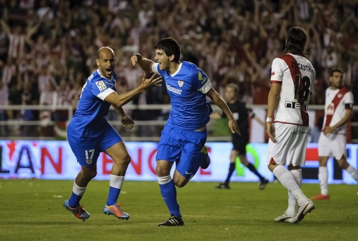 San José y Mikel Rico celebran el primer gol del Athletic. (Dani POZO / AFP PHOTO)