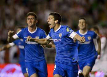 De Marcos bigarren gola ospatzen. (DANI POZO / AFP)