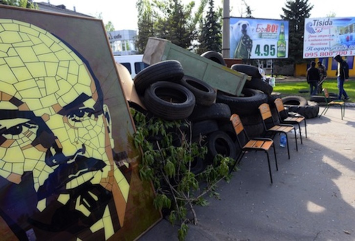 Una barricada en las calles de Slavyansk, al este de Ucrania. (Vasily MAXIMOV / AFP PHOTO)