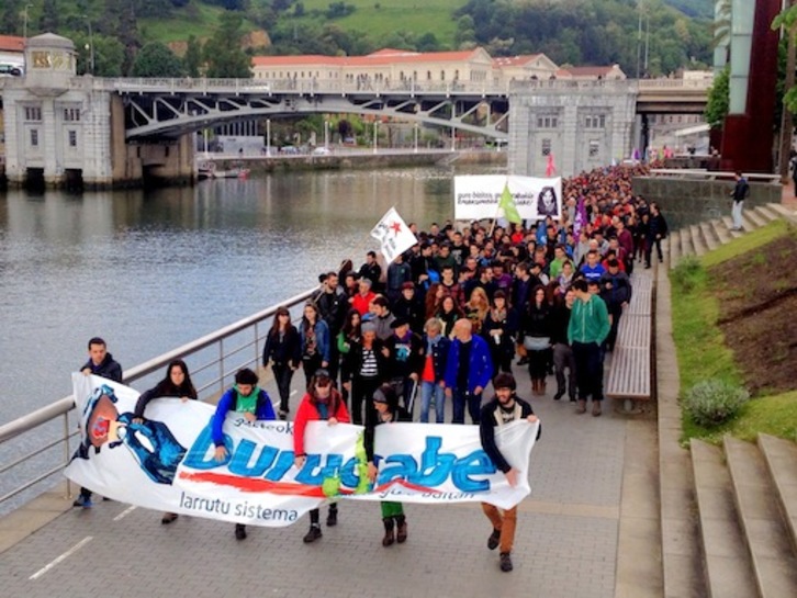 La marcha, al poco de comenzar junto al puente de Deusto. (Juanan RUIZ / ARGAZKI PRESS)
