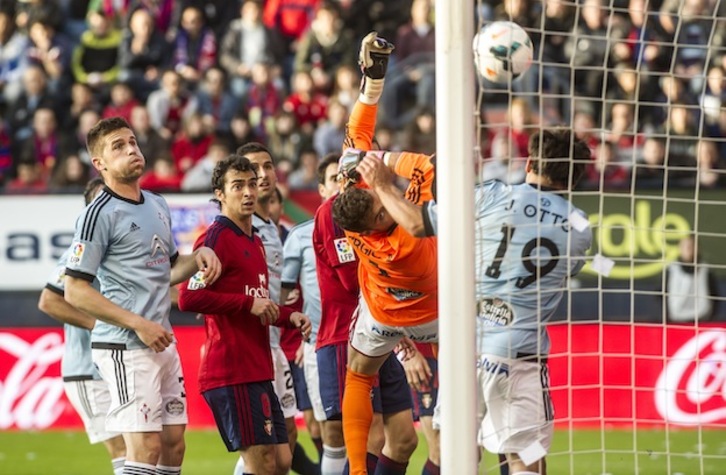 La pelota se pasea pero no entra en la meta del Celta. (Jagoba MANTEROLA / ARGAZKI PRESS)