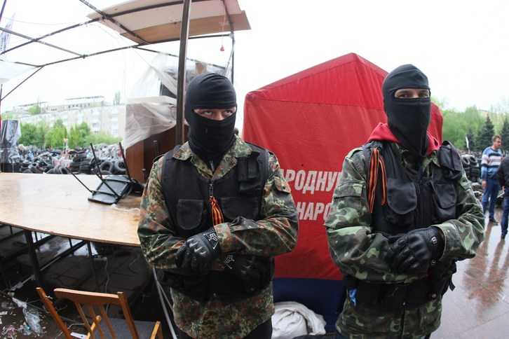 Milicianos prorrusos custodian un punto de guardia en Donetsk. (AFP)
