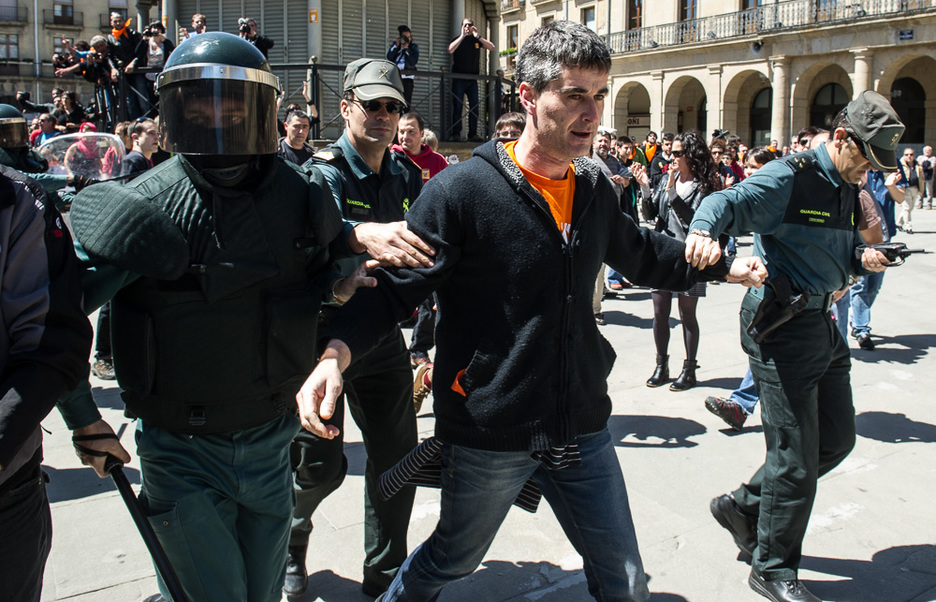 Sota atxilotuta eraman duten unea. (Jagoba MANTEROLA / ARGAZKI PRESS)