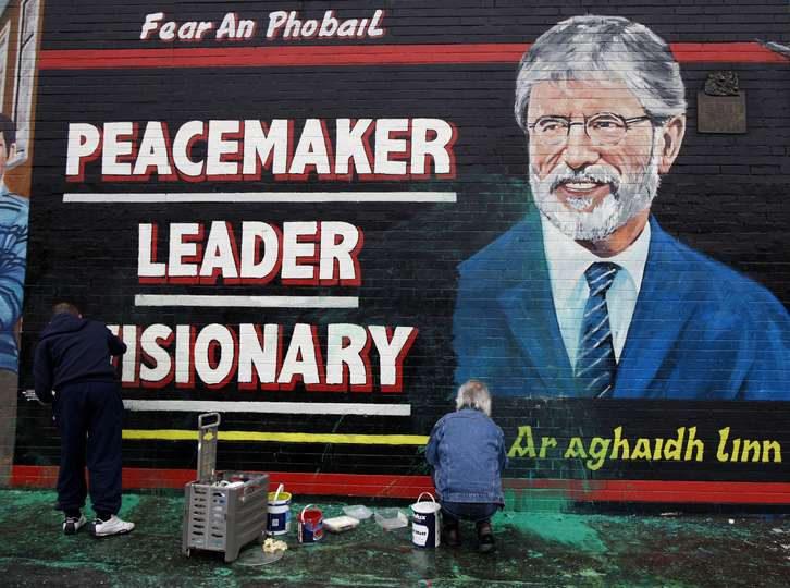 Mural de Gerry Adams realizado tras su arresto. (Peter MUHLY / AFP)