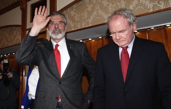 Gerry Adams junto a Martin McGuinness, tras quedar en libertad. (Peter MUHLY/AFP) 