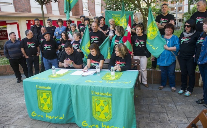 Usansolo Herria plataformako kideak, gaurko agerraldian. (Luis JAUREGIALTZO/ARGAZKI PRESS)