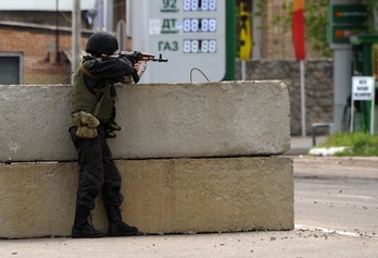 Un soldado ucraniano, apostado en las inmediaciones de Slaviansk. (Vasily MAXIMOV/AFP PHOTO)