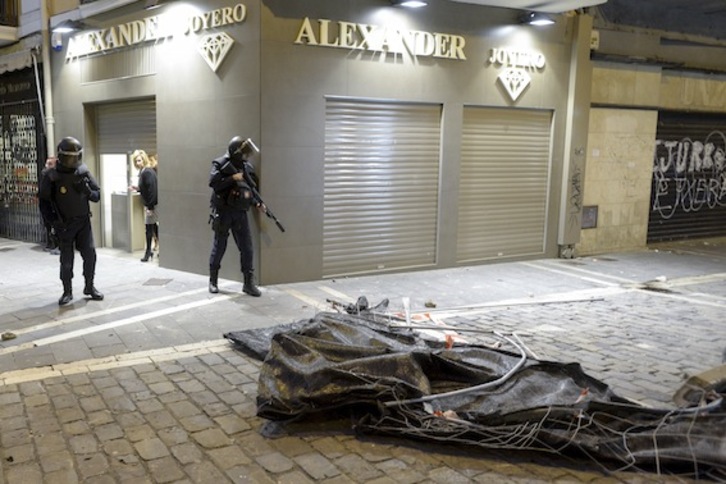 Bi polizia, Iruñean, martxoaren 27ko mobilizazio baten karietara. (Iñigo URIZ/ARGAZKI PRESS)