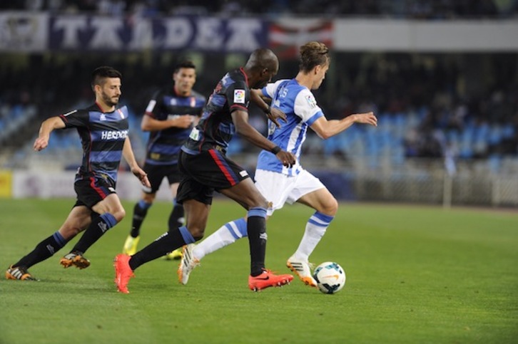 Canales conduce un balón entre jugadores del Granada. (Jon URBE/ARGAZKI PRESS)