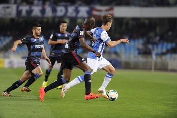 Canales conduce un balón entre jugadores del Granada. (Jon URBE/ARGAZKI PRESS)