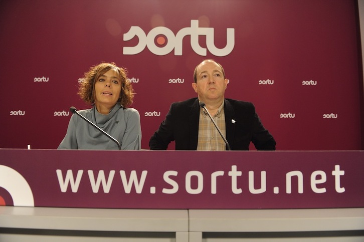 Amaia Izko y Pernando Barrena han valorado en rueda de prensa la decisión del TC. (Jon URBE/ARGAZKI PRESS)