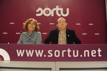 Amaia Izko y Pernando Barrena han valorado en rueda de prensa la decisión del TC. (Jon URBE/ARGAZKI PRESS)