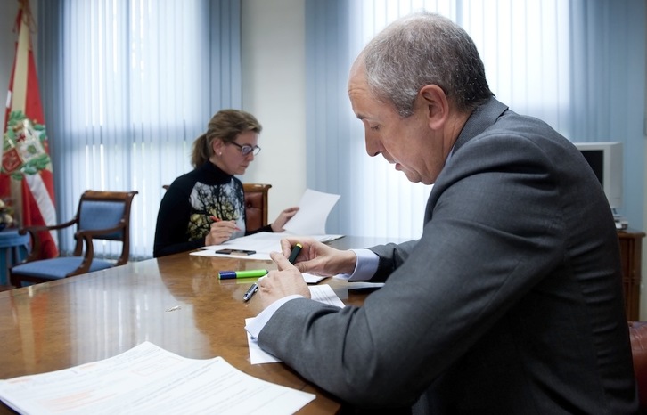 La consejera Ana Oregi y Josu Erkoreka han comparecido tras el Consejo de Gobierno. (IREKIA)