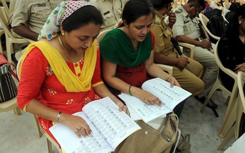 Un grupo de trabajadoras revisa las listas electorales en Mumbai. (Indranil MUKHERJEE/AFP) 