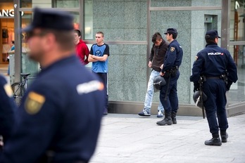 Cinco jóvenes han sido retenidos e identificados por la Policía española. (Iñigo URIZ/ARGAZKI PRESS)