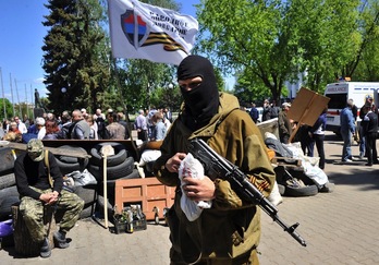 Activistas prorrusos montan barricadas al este de Ucrania. (Genya SAVILOV/AFP)