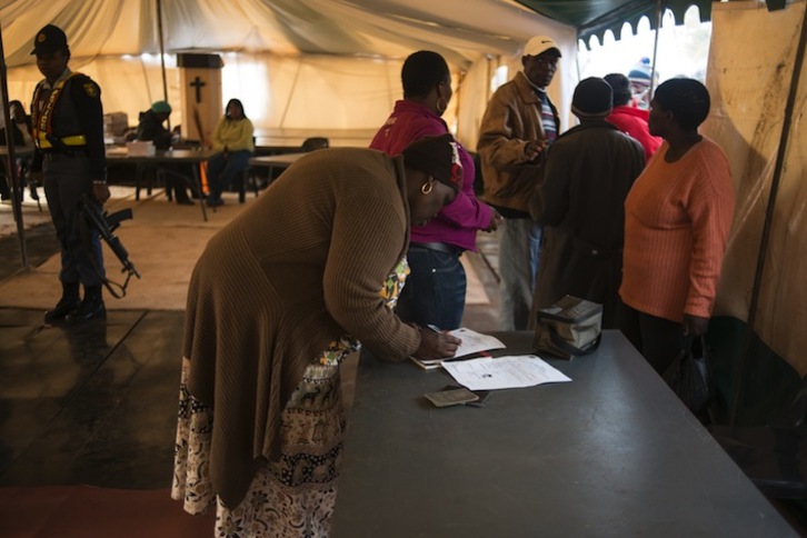 Dos mujeres se registran para votar en un colegio electoral de Gugulethu. (Mujahid SAFODIEN/AFP)