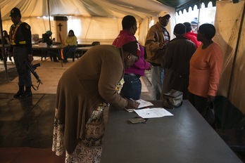 Dos mujeres se registran para votar en un colegio electoral de Gugulethu. (Mujahid SAFODIEN/AFP) 