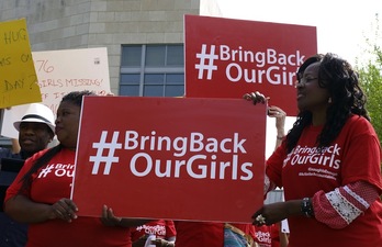 Madres de las niñas secuestradas en la escuela de Chibok exigen que sus hijas regresen a casa. (Robert MACPHERSON/AFP)