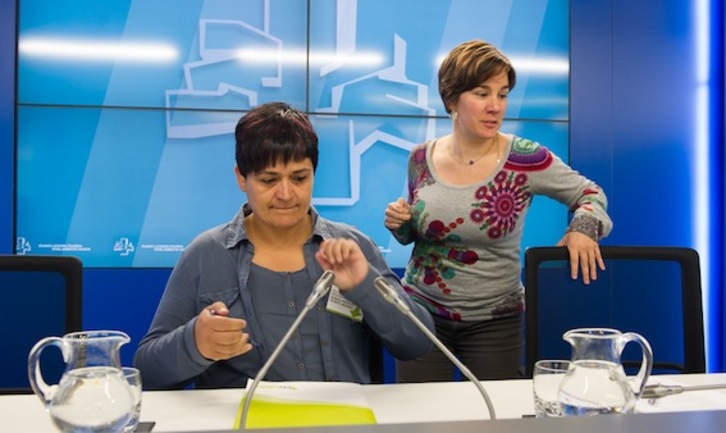 Marian Beitialarrangoitia y Leire Pinedo, parlamentarias de EH Bildu. (Raul BOGAJO/ARGAZKI PRESS)