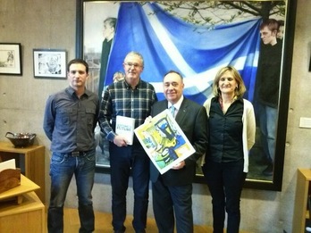 El ministro principal de Escocia, Alex Salmond, con los representantes de ELA. (NAIZ.INFO)