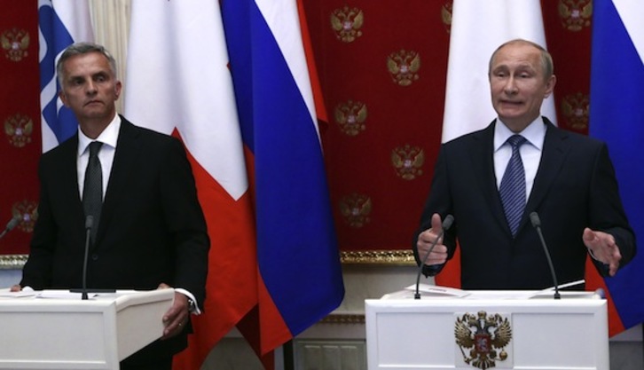 El presidente de la OSCE, el suizo Didier Burkhalter, junto a Vladimir Putin. (Sergei KAPUKHIN/AFP PHOTO)