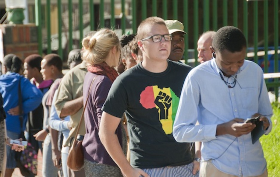 Jóvenes esperando para votar. (Gorka RUBIO/ARGAZKI PRESS)
