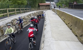 Ciclistas con casco en el bidegorri entre Oñati y Arrasate. (Raúl BOGAJO / ARGAZKI PRESS)