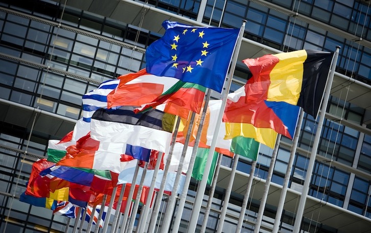 Bandera sondean en el exterior del Parlamento europeo.