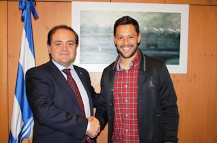 El presidente Aperribay y De la Bella posan tras la firma del contrato. (realsociedad.com)