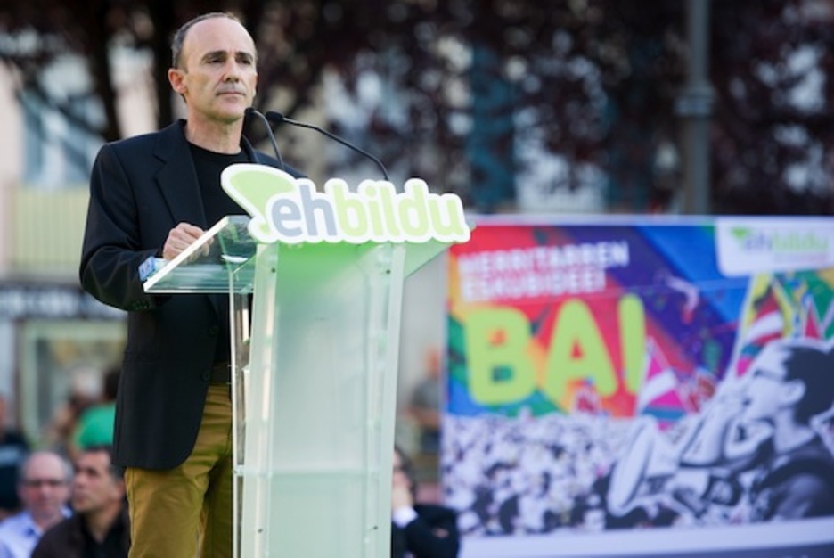 Josu Juaristi, EH Bilduko zerrendaburua, Iruñean burututako ekitaldian. (Iñigo URIZ/ARGAZKI PRESS)