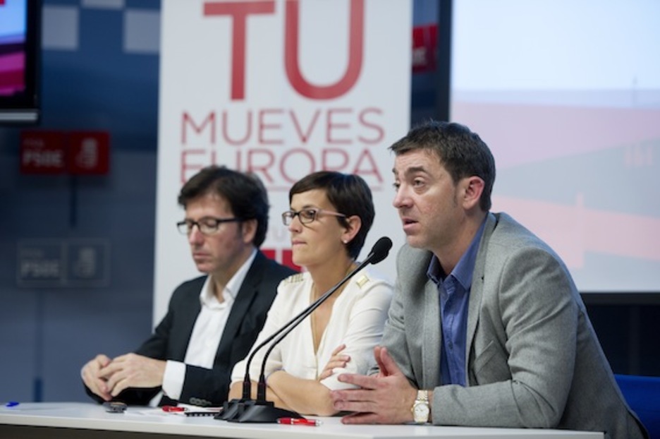 Roberto Jimenez, Maria Chivite eta Juan Moscoso, PSNren kanpaina irekierako agerraldian. (Iñigo URIZ/ARGAZKI PRESS)