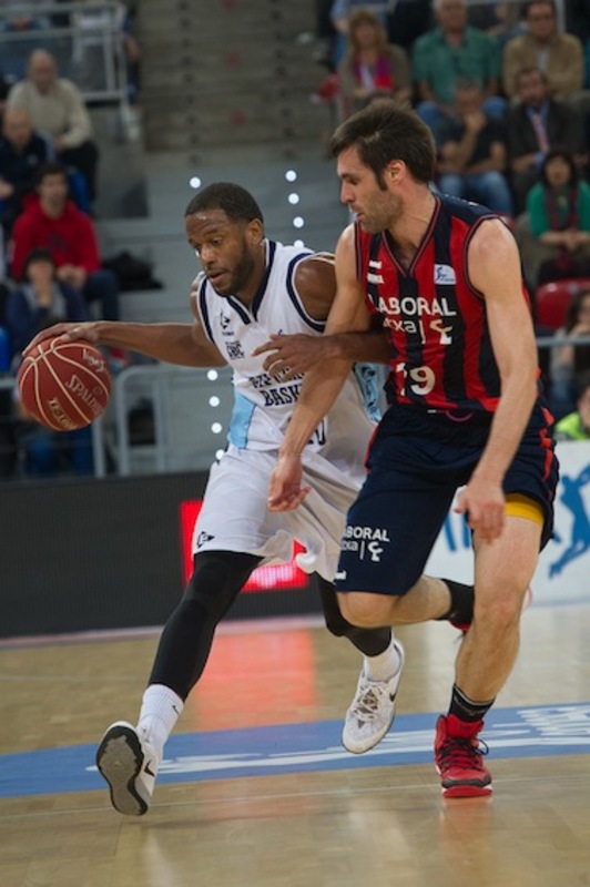 Un lance del encuentro entre el Baskonia y el Gipuzkoa Basket. (Raul BOGAJO/ARGAZKI PRESS)
