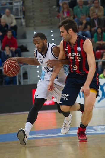 Un lance del encuentro entre el Baskonia y el Gipuzkoa Basket. (Raul BOGAJO/ARGAZKI PRESS)