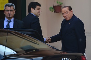 Silvio Berlusconi llega a la residencia en la que cumplirá los trabajos sociales. (Olivier MORIN/AFP) 