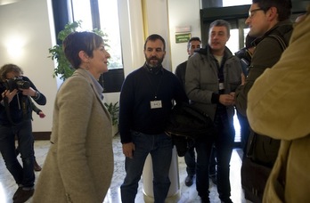 Tapia conversa con trabajadores de La Naval, el pasado febrero. (Raúl BOGAJO / ARGAZKI PRESS)